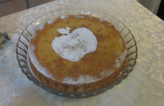 Honey (or apple cake) for Rosh Hashanah with confection sugar design