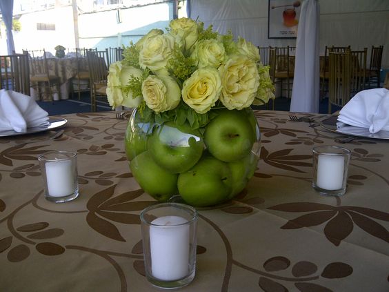 Table decor with apples